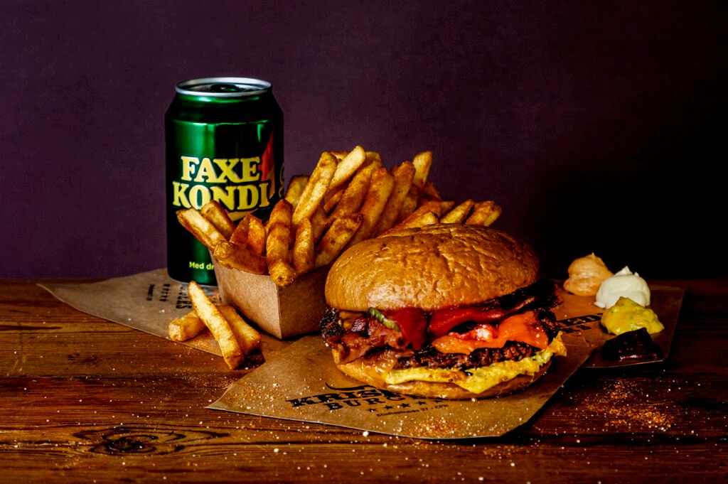 Frisklavet burger og pommes frites i København